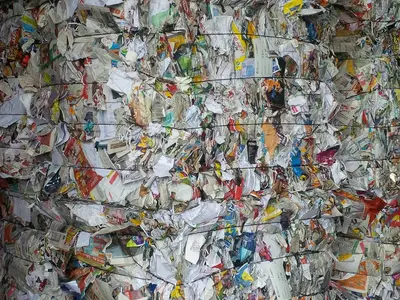 Mur de balles de papiers et magazines compactés, cerclées de fil de fer